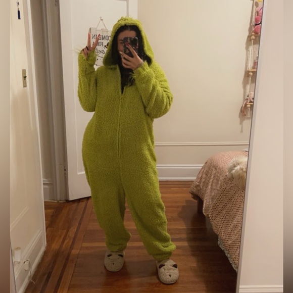 HI!! I’m Bibi 🖤💕 Welcome to my closet! - Picture 6 of 15